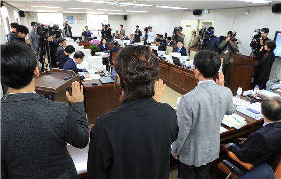 지난 14일 오전 서울시교육청에서 열린 서울시의회 행정감사장에 청담고등학교 전현직 교장과 교사들이 출석해 증인 선서를 하고 있다.