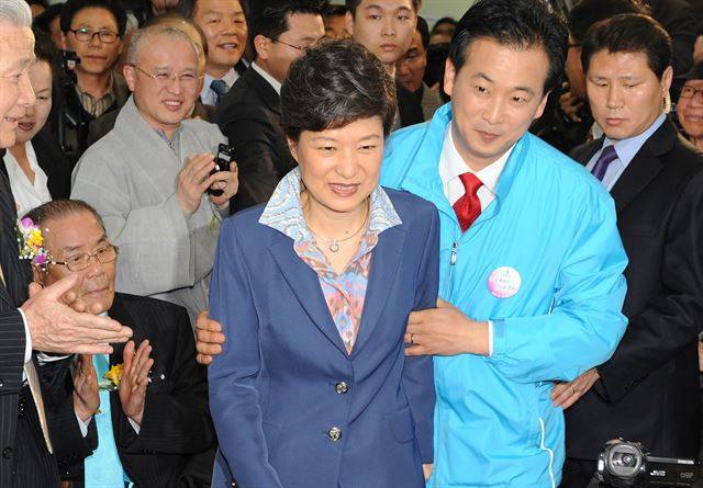 2008년 3월 21일 당시 한나라당 박근혜 전 대표가 경기도 군포시 산본동 유영하 후보 사무실 개소식장에 들어오고 있다. 뒤에 안봉근 전 청와대 비서관(당시 박대표 수행비서)도 보인다. 최종욱기자  juchoi@hankookilbo.com