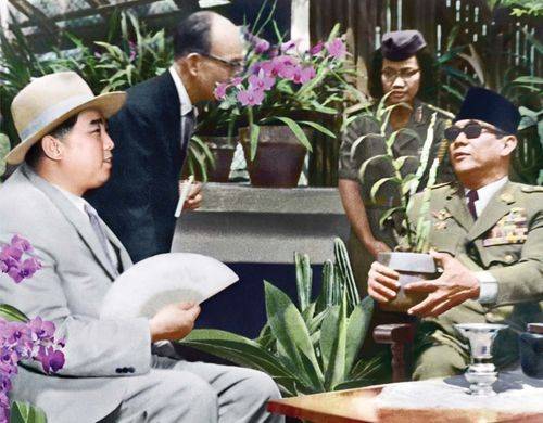김광협은 1965년 4월 김일성이 인도네시아 수카르노 대통령을 만날 때 수행원으로 함께 갔다. 왼쪽부터 김일성, 통역 수카르노. [사진 화보집 조선]