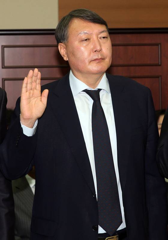 윤석열 대전고등검찰청 검사는 2013년 국정원 대선개입 특별수사팀장을 맡았던 당시 '항명 사태'로 징계를 받고 물러났다. 사진은 2013년 국감 출석 모습./사진=뉴스1