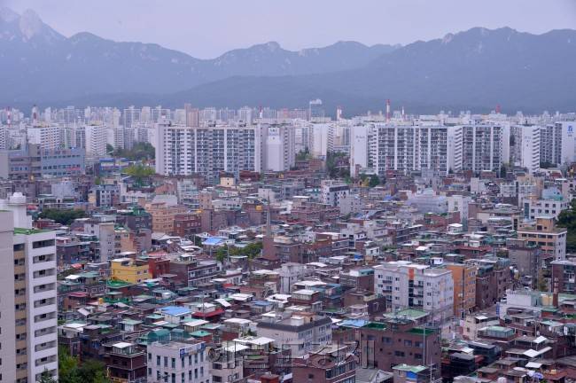 [사진설명=서울시의 빈집이 늘면서 주거취약계층을 위한 활용에 대한 필요성이 높아지고 있다. 서울시는 ‘빈집 살리기’ 프로젝트를 진행하고 있지만, 가시적인 성과를 거두지 못하고 있는 실정이다. 전문가들은 관련 데이터를 구축해 선정 대상을 늘리고 전문업체와 공동사업을 확대해야 한다고 조언한다. 사진은 노원구 상계역 일대 모습. 이상섭 기자/babtong@heraldcorp.com]