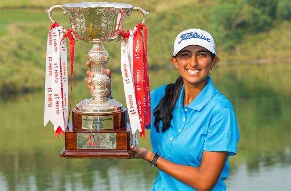 인디안 오픈 우승컵을 들고 있는 아디티 아쇼크. 유럽여자골프투어 홈페이지