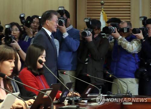 기자회견장 입장하는 문재인      (서울=연합뉴스) 이정훈 기자 = 더불어민주당 문재인 전 대표가 15일 오후 국회 의원회관에서 '최순실 게이트 국정농단 사건'과 관련한 대국민 기자회견을 하기 위해 입장하고 있다.