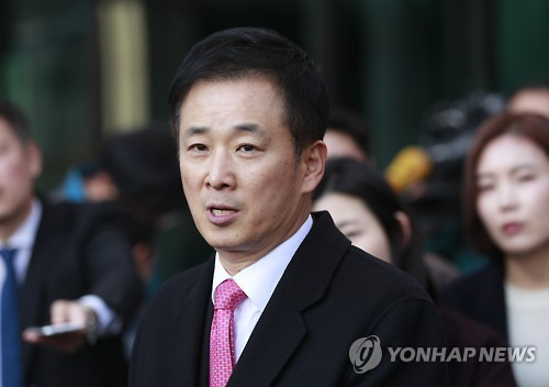 유영하 "박 대통령 내일 조사 물리적으로 불가능"      (서울=연합뉴스) 한종찬 기자 = 박근혜 대통령의 변호인으로 선임된 유영하 변호사가 15일 오후 서울 서초동 고등검찰청 앞에서 기자회견을 열고 취재진 질문에 답하고 있다.
