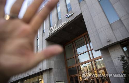 복지부, 차움병원 대리처방 의혹 조사결과 오늘중 발표        (서울=연합뉴스) 윤동진 기자 = 15일 복지부는 '비선실세' 최순실씨가 차움병원에서 박근혜 대통령 약품을 대리처방한 의혹과 관련 "오늘 오전 중으로 강남구 보건소가 관련 의료진 조사를 마무리 짓고 최종 조사 보고서를 보내오면 의료인에 대한 추가 조사를 거쳐 이날 오후 최종 결과를 발표할 예정"이라고 밝혔다. 사진은 이날 오후 서울 강남구 차움병원.