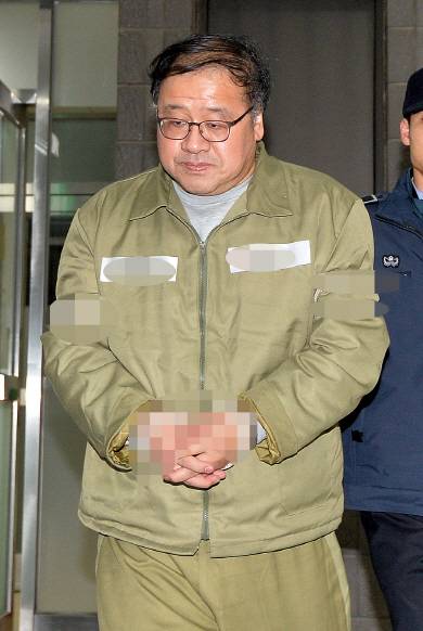 “대통령 지시대로…” : 박근혜정부 ‘비선 실세’ 최순실 씨와 공모해 대기업들로부터 거액의 기부금을 거둔 의혹을 받고 있는 안종범 전 청와대 정책조정수석이 지난 13일 서울 서초동 서울중앙지검에서 조사를 마친 뒤 구치소로 이동하기 위해 호송차에 오르고 있다.  뉴시스