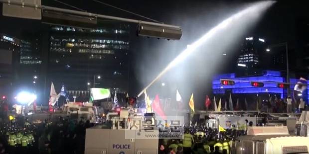 지난 11일 국제앰네스티 한국지부가 유튜브 채널을 통해 공개한 ‘107초에 정리하는 집회·시위의 현실’ 동영상의 한 장면. [국제앰네스티 한국지부 유튜브 채널 캡처]