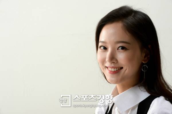 SBS 드라마 ‘달의 연인-보보경심 려’에 황보연화 역으로 출연한 배우 강한나가 서울 중구 정동 스포츠경향에서 가진 인터뷰에 앞서 포토타임을 갖고 있다. 사진 이석우기자 foto0307@kyunghyang.com