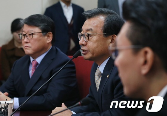 이정현 새누리당 대표가 16일 서울 여의도 당사에서 열린 최고위원회의에서 모두 발언을 하고 있다. 2016.11.16/뉴스1 © News1 송원영 기자