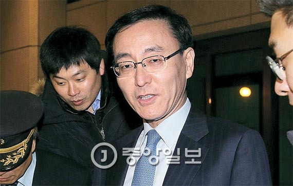 김수남 검찰총장이 16일 대검찰청을 나와 퇴근하고 있다. 김 총장은 15일 “대통령에 대한 직접 조사는 불가피하게 이뤄져야 하는 상황”이라고 말했다. [사진 김성룡 기자]