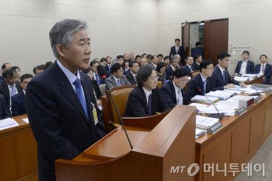 고 백남기 농민 주치의 백선하 서울대병원 교수가 14일 오후 서울 여의도 국회에서 열린 국회 보건복지위원회 국정감사에서 의원질의에 답하고 있다. 2016.10.14/뉴스1  <저작권자 &#169; 뉴스1코리아, 무단전재 및 재배포 금지>