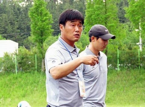 호원대 홍광철 감독이 선수들에게 지시를 내리고 있다. [사진=호원대학교]