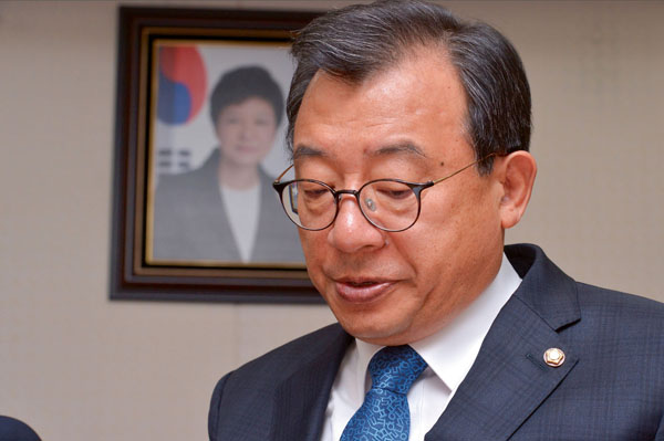 ⓒ연합뉴스 비박계 의원들은 ‘박근혜 대통령과 이정현 대표(위)는 하나’라며 퇴진을 주장했다.