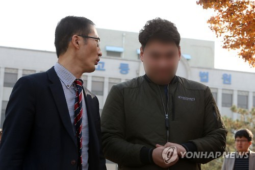 약촌오거리 피고인 재심서 무죄      (광주=연합뉴스) 정회성 기자 = 17일 오전 광주고등법원에서 열린 '익산 약촌오거리 살인사건' 재심에서 무죄를 선고받은 최모(32·당시 16)씨가 박준영 변호사(왼쪽)와 대화하며 법원을 나서고 있다.