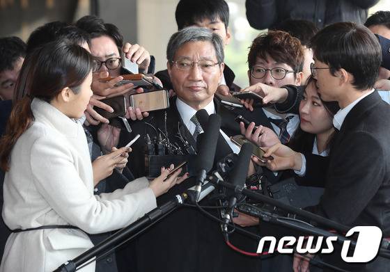 장충기 삼성 미래전략실 사장이 18일 오전 서울 서초구 서울중앙지검 앞에서 취재진의 질문을 받고있다.  2016.11.18/뉴스1 © News1 임세영 기자