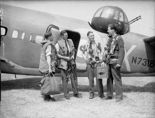 전서구 우리를 들고 출격에 나선 영국 폭격기 승무원들.