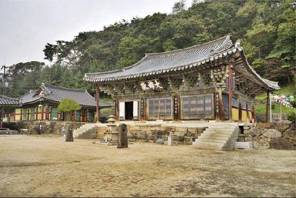 [월간산]서운산 남쪽 자락의 청룡사. 안성 남사당의 근거지였다.