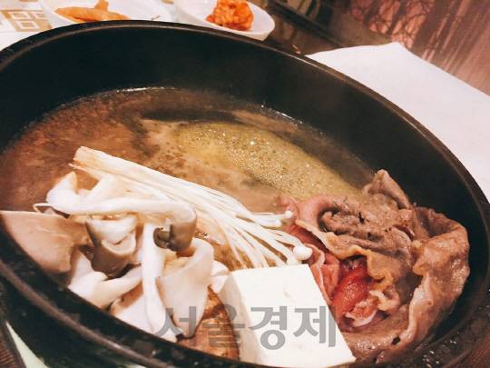 버섯과 야채를 보기 좋게 차곡차곡 배열해 놓는다. /변재현 기자