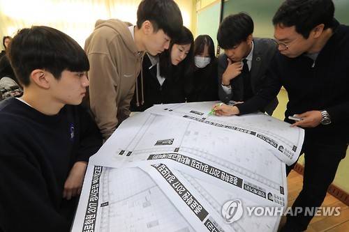 '어디로 가야하나'      (서울=연합뉴스) 서명곤 기자 = 18일 오전 서울 서초구 서초고등학교에서 2017학년도 대학수학능력시험을 치른 수험생들이 정시 배치참고표를 보고 있다.   2016.11.18      seephoto@yna.co.kr