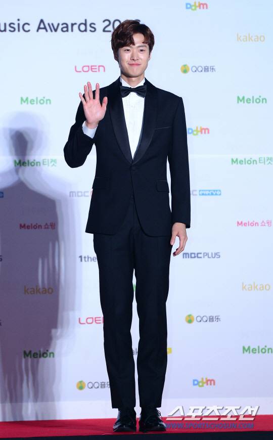 19일 오후 서울 고척스카이돔에서 멜론뮤직어워드가 열렸다. 엑소, 레드벨벳, 젝키, 아이콘, 악동뮤지션, 블랙핑크, 트와이스 등 SM·YG·JYP엔터테인먼트 대표 아티스트들이 대거 참석했다.   시상식을 앞두고 열린 포토월 행사에서 포즈를 취하고 있는 공명.  고척=송정헌 기자 songs@sportschosun.com/2016.11.19