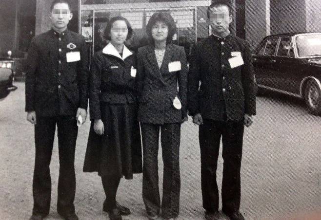 1978년 11월26일 ‘전국 새마음 중·고·대학생 총연합회’ 발대식 직후 최순실 회장은 임원 동생들과 기념사진을 찍었다. 그의 왼쪽에 전국새마음중고교연합회장(경기고 3학년)과 부회장(진명여고 2학년)이 섰고, 오른쪽엔 경기새마음중고교연합회 부회장(수원 수성중 3학년)이 자리했다. 교복 차림의 중고등학생 사이에서 그만 정장을 입었다. 월간 <새마음> 1978년 12월호