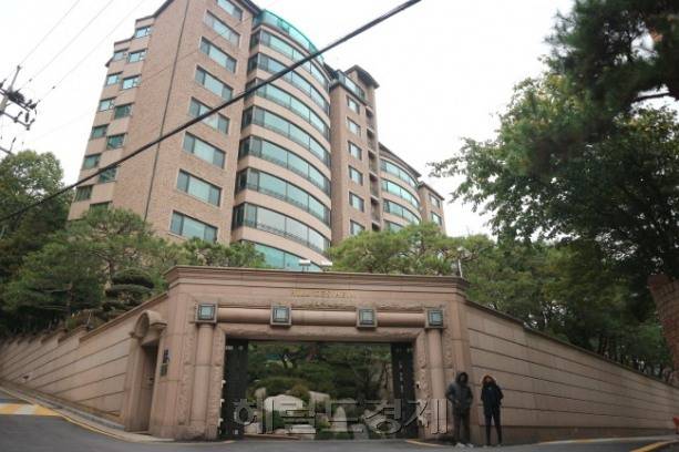 서울 강남구 도곡동 고급빌라 힐데스하임. 이곳에는 최순득(64)ㆍ장석칠(63) 부부와 차광렬(63) 차병원그룹 회장이 각각 시세 36억원짜리 집을 소유하고 있다.