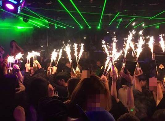 클럽 아레나에서 펼쳐진 아르망디 불꽃 열차 [출처=강남 클럽 커뮤니티 독꼬닷컴]