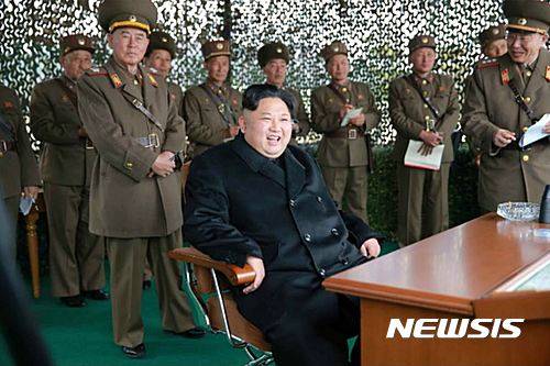 【서울=뉴시스】북한 김정은 국무위원장이 여성방사포병 사격경기를 참관했다고 조선중앙통신이 19일 보도했다. 2016.11.19. (사진=노동신문 캡쳐)    photo@newsis.com