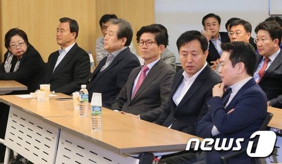 김무성 새누리당 전 대표와 김문수 전 경기도지사, 오세훈 전 서울시장, 남경필 경기도지사 등이 20일 서울 여의도 국회 의원회관에서 열린 새누리당 비주류 의원들의 비상시국위원회에서 대화를 하고 있다. 2016.11.20/뉴스1 © News1 송원영 기자