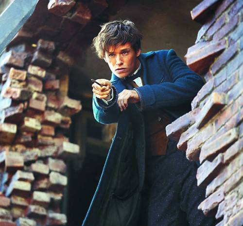 영화 ‘신비한 동물사전’의 한 장면. 영국 마법사 뉴트가 마법 지팡이를 휘둘러 무너진 뉴욕 거리를 복구하고 있다. 워너브러더스코리아 제공