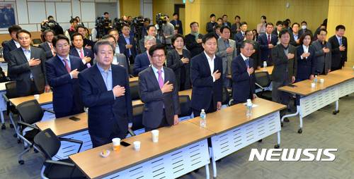 【서울=뉴시스】배훈식 기자 = 새누리당 김무성(앞줄 왼쪽부터) 전 대표, 김무수 전 경기지사, 오세훈 서울시장, 김재경 실무위원장 등이 20일 오후 서울 여의도 국회 의원회관에서 열린 제2차 비상시국회의에 참석해 국민의례를 하고 있다. 2016.11.20.   dahora83@newsis.com