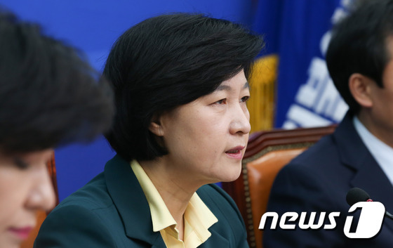 추미애 더불어민주당 대표가 21일 서울 여의도 국회에서 열린 최고위원회의에서 모두발언을 하고 있다. 2016.11.21/뉴스1 © News1 허경 기자