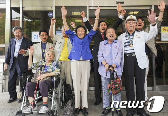 근로정신대 할머니와 시민단체 회원들이 지난해 6월  24일 오후 광주고등법원 앞에서 미쓰비시 중공업을 상대로 낸 손해배상 소송 항소심에서 승소한 후 만세를 외치며 기뻐하고 있다. 2015.6.24/뉴스1 © News1 황희규 기자