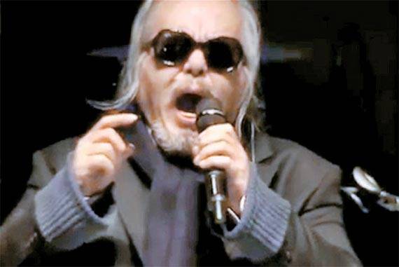 가수 전인권이 서울 광화문광장에서 애국가를 부르고 있다. [사진공동취재단]