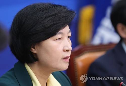 추미애, 탄핵 시기·추진방안 즉각 검토 (서울=연합뉴스) 이정훈 기자 = 더불어민주당 추미애 대표가 21일 오전 국회에서 열린 최고위원회의에서 발언하고 있다.