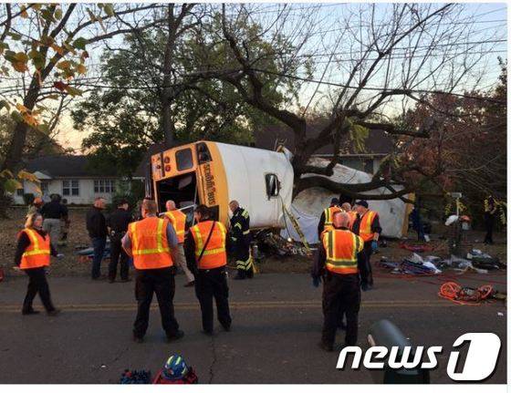 미 테네시주 남부 채터누가에서 21일 스쿨버스가 나무와 충돌해 어린이 사망자가 대거 발생했다.[출처=트위터=]© News1