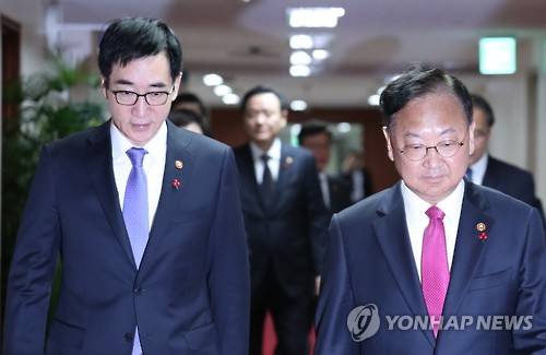 회의장 들어서는 부총리들      (서울=연합뉴스) 이진욱 기자 = 22일 오전 서울 세종로 정부서울청사에서 열린 국무회의에서 유일호 경제부총리 겸 기획재정부 장관(오른쪽)과 이준식 사회부총리 겸 교육부 장관이 회의장에 들어서고 있다.