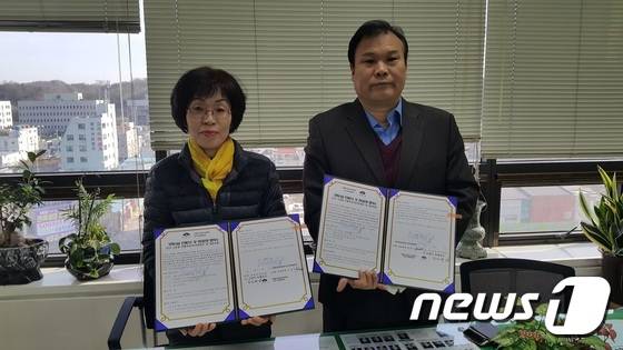 차정희 군산시 어린이행복과장(사진 왼쪽)과 김창모 미룡주공3단지아파트 입주자대표회장이 공동주택 내 어린이집의 국공립 어린이집 전환에 따른 무상임대 협약을 체결하고 있다.© News1