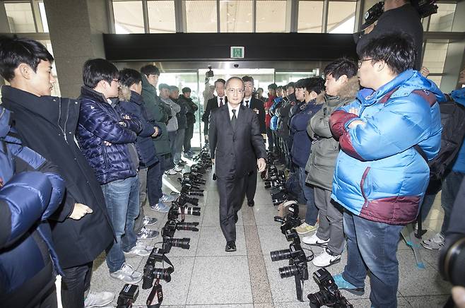 23일 서울 용산구 국방부에서 한일정보보호협정 서명하기 위해 입장하는 나가미네 야스마사 주한 일본대사 주위로 사진기자들이 카메라를 내려놓고 취재거부를 하고 있다. 이날 나승용 국방부 공보과장은 한일정보보호협정 취재 공개를 요구하는 사진기자들에게 협정을 공개할 수 없으며, 권력인양 국방부측이 찍은 협정 사진을 제공하지 않겠다고 발언했다. 이에 사진기자들은 협정이 밀약이지않은 이상 비공개인것은 받아들일수 없다고 판단 취재거부를 결정했다. 공동취재사진