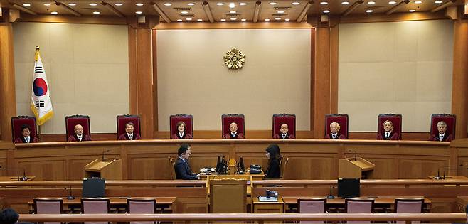 탄핵소추안이 국회에서 가결돼도 헌법재판소에서 기각될 것이라는 관측이 적지 않다. 사진은 박한철 헌법재판소장(가운데)과 재판관들이 7월28일 헌법재판소 대심판정에서 ‘김영란법’ 재판 시작을 기다리고 있는 모습 © 시사저널포토