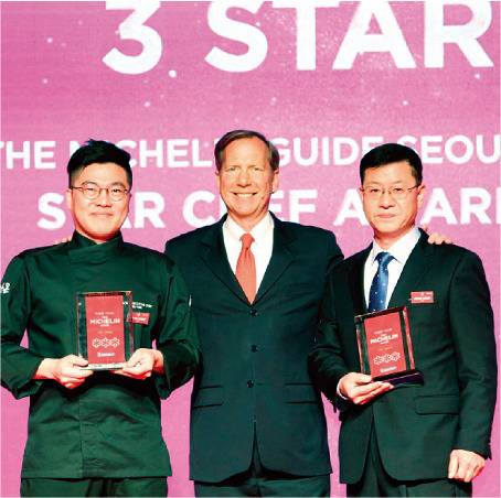한국 최초로 가장 높은 등급인 별 3개를 획득한 ‘가온’의 김병진 셰프(왼쪽)와 ‘라연’의 김성일 셰프(오른쪽)가 마이클 엘리스 미쉐린 가이드 인터내셔널 디렉터와 기념촬영을 하고 있다. [사진 제공 · 미쉐린 코리아]
