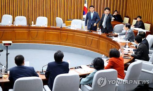 국조특위 여야 의원들 설전      (서울=연합뉴스) 황광모 기자 = 23일 열린 박근혜 정부의 최순실 등 민간인에 의한 국정농단 의혹사건 진상규명을 위한 국정조사특별위원회 2차 전체회의에서 여야 의원들이 증인 채택과 관련해 설전을 벌이고 있다. 국조특위는 이날 위원회 운영일정과  기관보고 출석기관, 서류제출, 청문회, 증인 등을 확정할 계획이다.