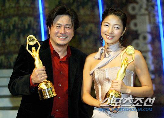 2001년에 이어 2003년에도 여우주연상을 수상하고 있는 배우 장진영. 특이한 점은 남우주연상을 수상한 최민식도 똑같이 2001년에 이어 함께 수상한 것이다.   남우주연상 최민식은 2001년 '파이란', 2003년 '올드보이', 2012년 '범죄와의 전쟁: 나쁜놈들 전성시대'로 무려 3번이나 남우주연상을 수상했다.