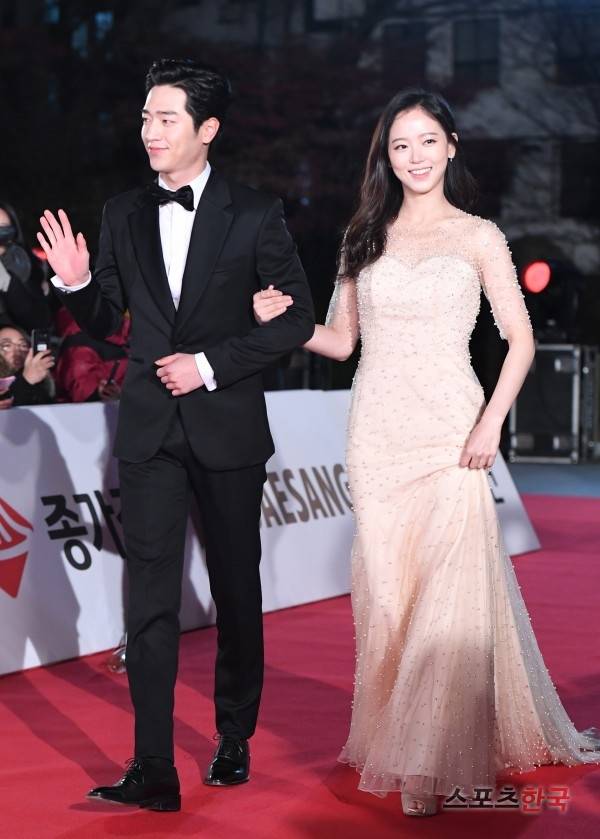 제37회 청룡영화상 시상식 레드카펫 행사에 참석한 서강준 강한나. 사진=이혜영 기자 lhy@hankooki.com