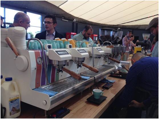 시네소 하이드라 에스프레소 머신. 펌프를 강화하여 압력의 균일화를 추구하는 머신.