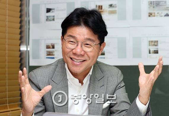 스타트업 대표로 변신한 유명 건축가 양진석. 그는 “10평짜리 집을 셀프 인테리어 하는 방법에서부터 농가 주택 짓는 팁까지 사람들이 궁금해 할 만한 건축 정보를 모두 모아 알려주겠다”고 말했다. [사진 최정동 기자]