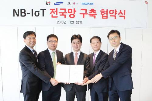 (왼쪽부터) KT 서창석 네트워크전략본부장, 노키아 이승택 전무, KT 한원식 SCM전략실장, 에릭슨엘지 이헌생 상무, 삼성전자 김승일 부장.