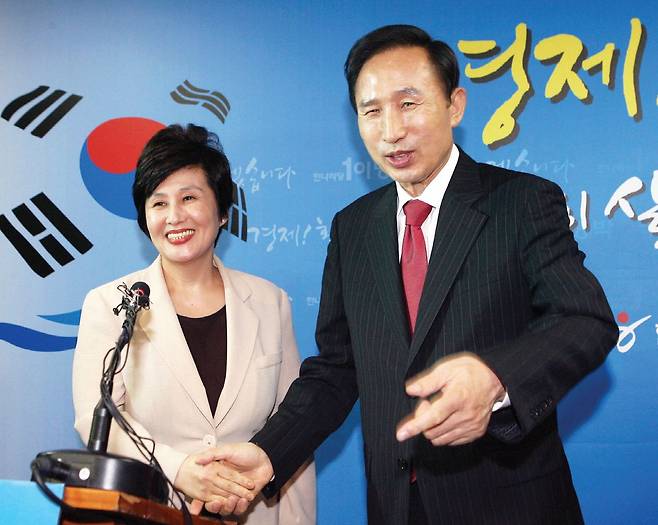 전여옥 의원이 2007년 7월 이명박 후보 지지를 선언한 뒤 악수하고 있다. [중앙포토]