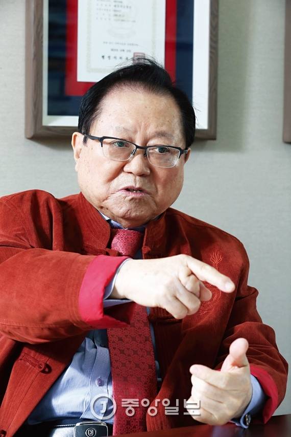 이건개 변호사는 “횃불 사명주의와 민족적 직분사명주의를 주장·전파함으로써 올바른 국가의 틀을 만드는 데 힘을 보태겠다”고 다짐했다.