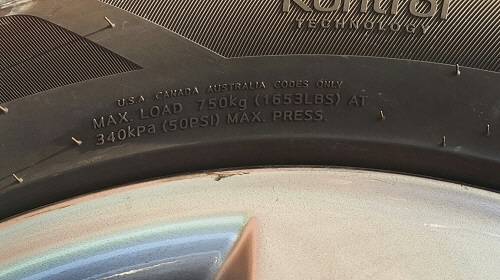 타이어마다 정해진 최대 공기압은 모두 다르다. 타이어의 최대 공기압 수치는 타이어 측면에 기록돼 있다. 사진=김경택 기자